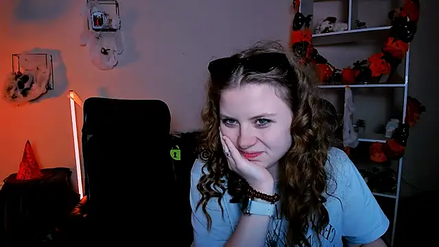Snapshot of foxy_tease_ chatting on October 22, 2025, 10:42 pm foxy tease  online show from October 22, 2025, 10:42 pm