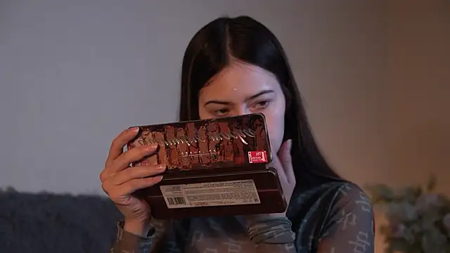 ywixos online show from October 6, 2025, 2:14 pm