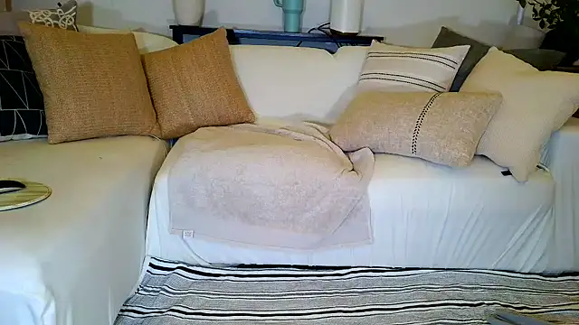 raynareign online show from April 23, 2026, 6:03 am