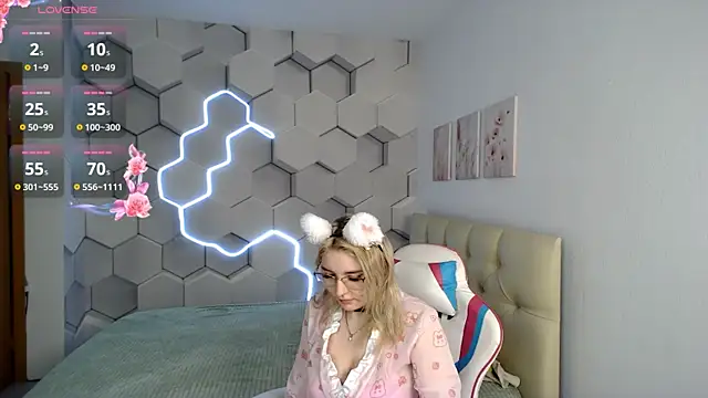 aliicemeow online show from March 29, 2026, 9:42 am