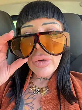 ASSERINAAA online show from April 17, 2026, 9:56 am