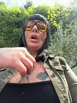 ASSERINAAA online show from April 18, 2026, 9:57 am