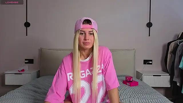 Snapshot of Whiteflower_xo chatting on May 21, 2026, 8:32 am Whiteflower xo online show from May 21, 2026, 8:32 am