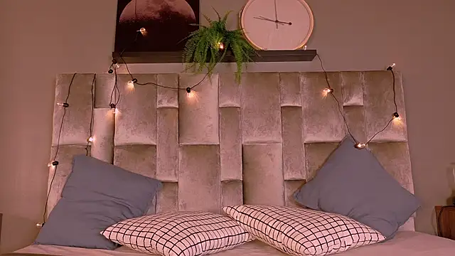 TiffValentinee  online show from October 13, 2025, 3:17 am