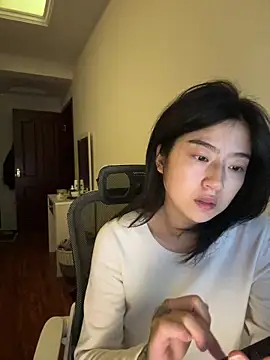 Olivia-l online show from December 1, 2025, 12:21 pm