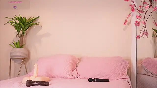 mili moon  online show from October 23, 2025, 12:15 pm