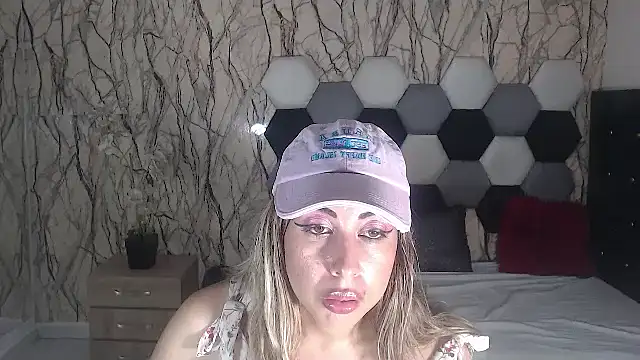 Snapshot of AntonellaBlanc chatting on October 24, 2025, 9:44 pm AntonellaBlanc online show from October 24, 2025, 9:44 pm