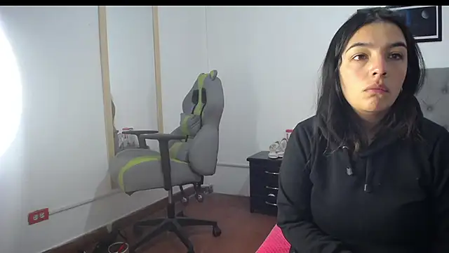 Esmeraldaa- online show from September 23, 2025, 5:21 am