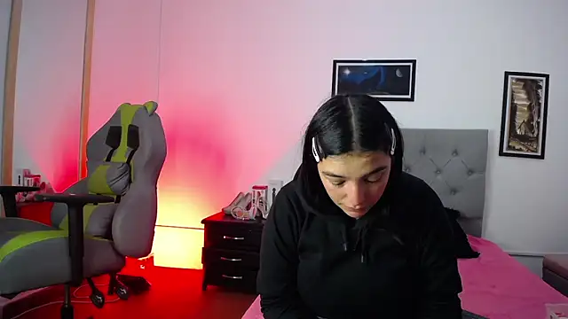 Esmeraldaa- online show from October 7, 2025, 4:53 am