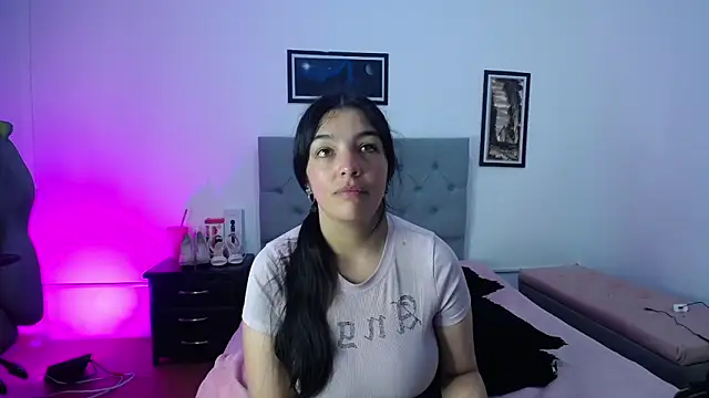 Esmeraldaa- online show from October 24, 2025, 4:20 am