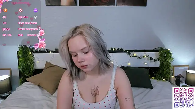 girlllsooft online show from December 17, 2025, 2:23 pm