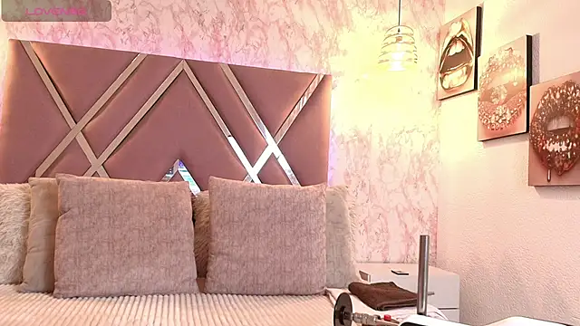 Aliice1  online show from September 12, 2025, 7:47 pm