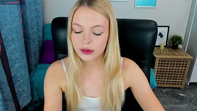 Snapshot of KatherineePierce chatting on October 3, 2025, 4:59 pm KatherineePierce online show from October 3, 2025, 4:59 pm