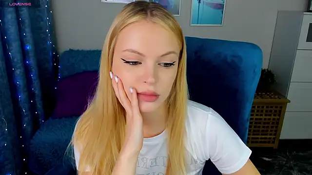 KatherineePierce online show from November 30, 2025, 1:04 pm