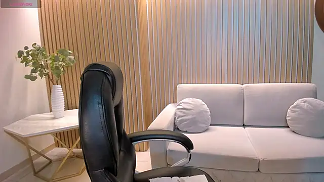 SarahYates online show from April 4, 2026, 4:11 am