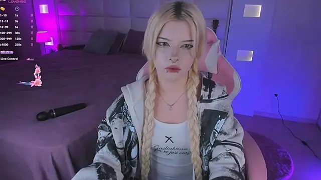 Cuddly Kitten online show from September 24, 2025, 10:24 pm