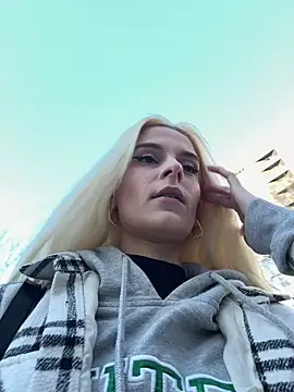 SelenaDaze online show from April 7, 2026, 4:57 am