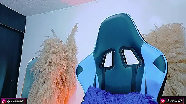 JulietaDavis online show from April 13, 2026, 2:06 am