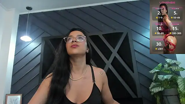 zoe martins  online show from November 14, 2025, 5:44 pm