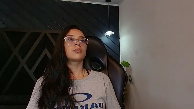 zoe martins  online show from March 26, 2026, 5:18 pm