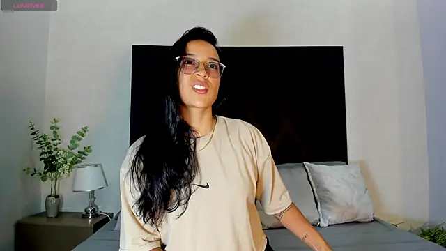 zoe martins  online show from June 9, 2026, 5:35 pm