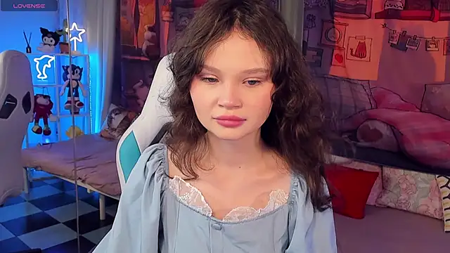 EmilyChaves online show from December 15, 2025, 6:17 am