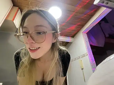 ReenKitty online show from April 19, 2026, 3:17 am