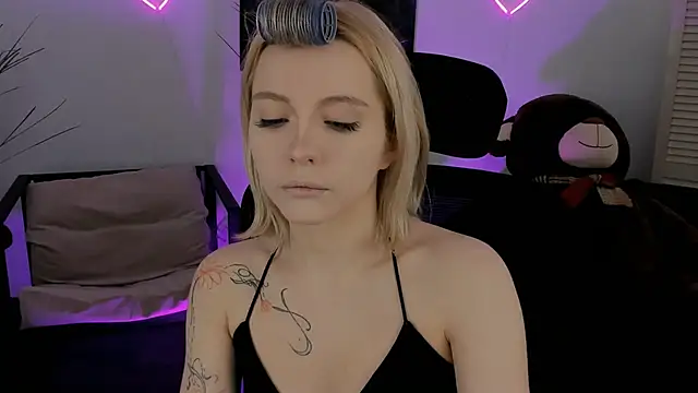 AuroraWrenfield online show from March 11, 2026, 4:18 am