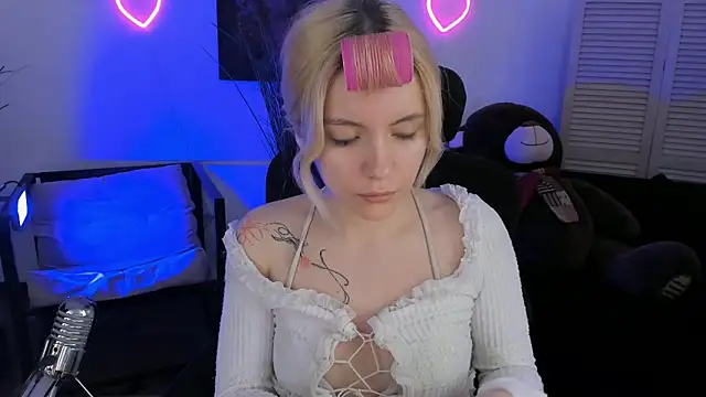 AuroraWrenfield online show from April 2, 2026, 4:32 am