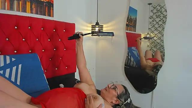 carolinacrus01 online show from September 10, 2025, 12:10 am