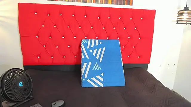 carolinacrus01 online show from September 26, 2025, 3:38 pm