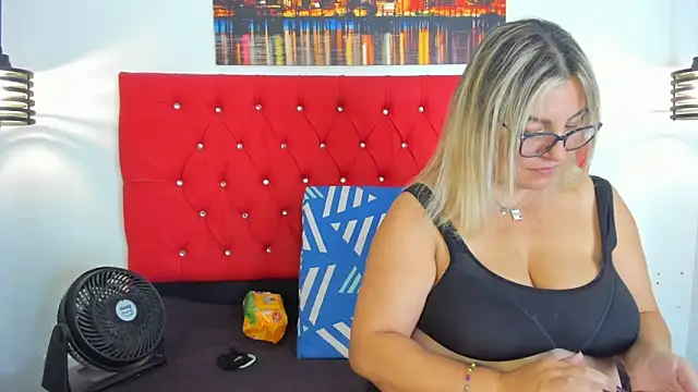 carolinacrus01 online show from November 13, 2025, 3:55 pm