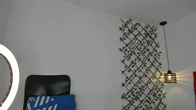 carolinacrus01 online show from November 17, 2025, 4:35 pm