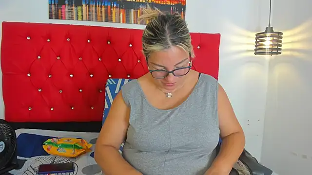 carolinacrus01 online show from November 25, 2025, 3:34 pm