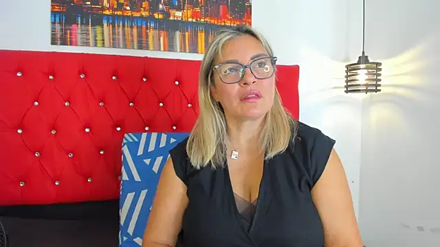 carolinacrus01 online show from November 30, 2025, 2:54 pm