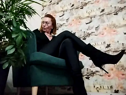 Snapshot of VelvetKarolina chatting on October 13, 2025, 1:11 pm VelvetKarolina online show from October 13, 2025, 1:11 pm