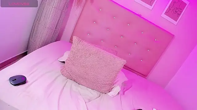 ANNIE DOLCE  online show from April 21, 2026, 2:51 am