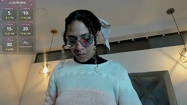 Hanna Cornee  online show from November 11, 2025, 1:22 pm