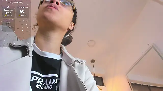 Hanna Cornee  online show from January 16, 2026, 12:42 pm