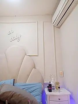 Snapshot of Kaylachannell chatting on February 5, 2026, 3:44 am Kaylachannell online show from February 5, 2026, 3:44 am