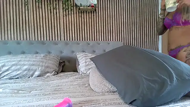 poppyinga1 online show from April 23, 2026, 9:19 am