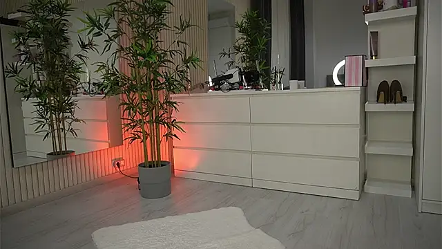 EmmaBlanco online show from April 8, 2026, 4:56 am