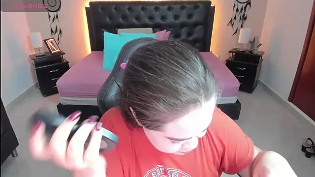 LolaVillalobos online show from September 29, 2025, 1:49 pm