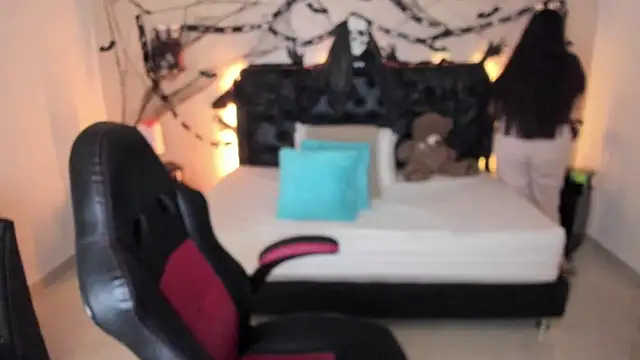 LolaVillalobos online show from October 19, 2025, 3:12 pm