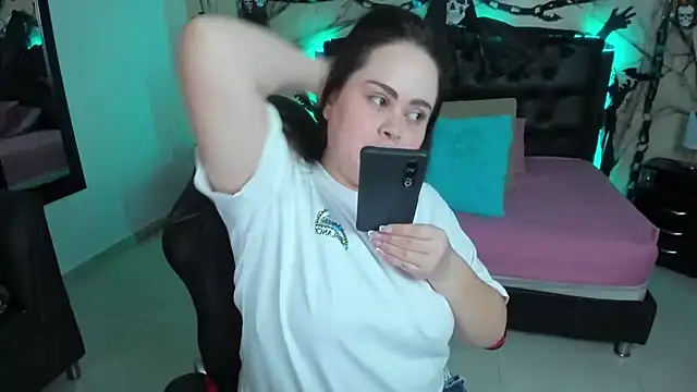 LolaVillalobos online show from October 27, 2025, 2:21 pm