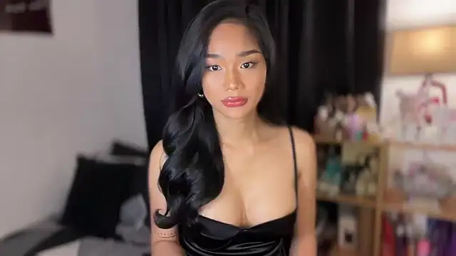 HoleeLaura online show from October 6, 2025, 12:13 pm