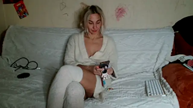 AsyaLulu online show from October 28, 2025, 9:39 pm