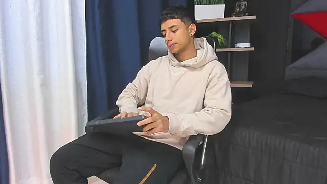 jaze bradley online show from December 20, 2025, 11:06 am