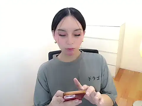 Snapshot of holly_tabby chatting on September 11, 2025, 8:31 pm holly tabby online show from September 11, 2025, 8:31 pm