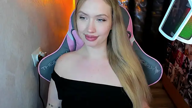 NicoleRiccii online show from November 4, 2025, 2:38 pm